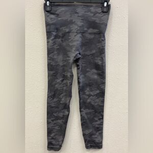 Spanx women’s camo cropped seamless high rise leggings small 21” #737